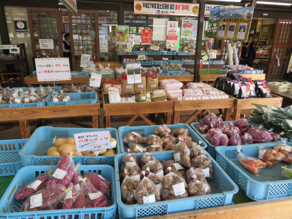 Étalage de produits locaux devant la michi-no-eki d'Aso