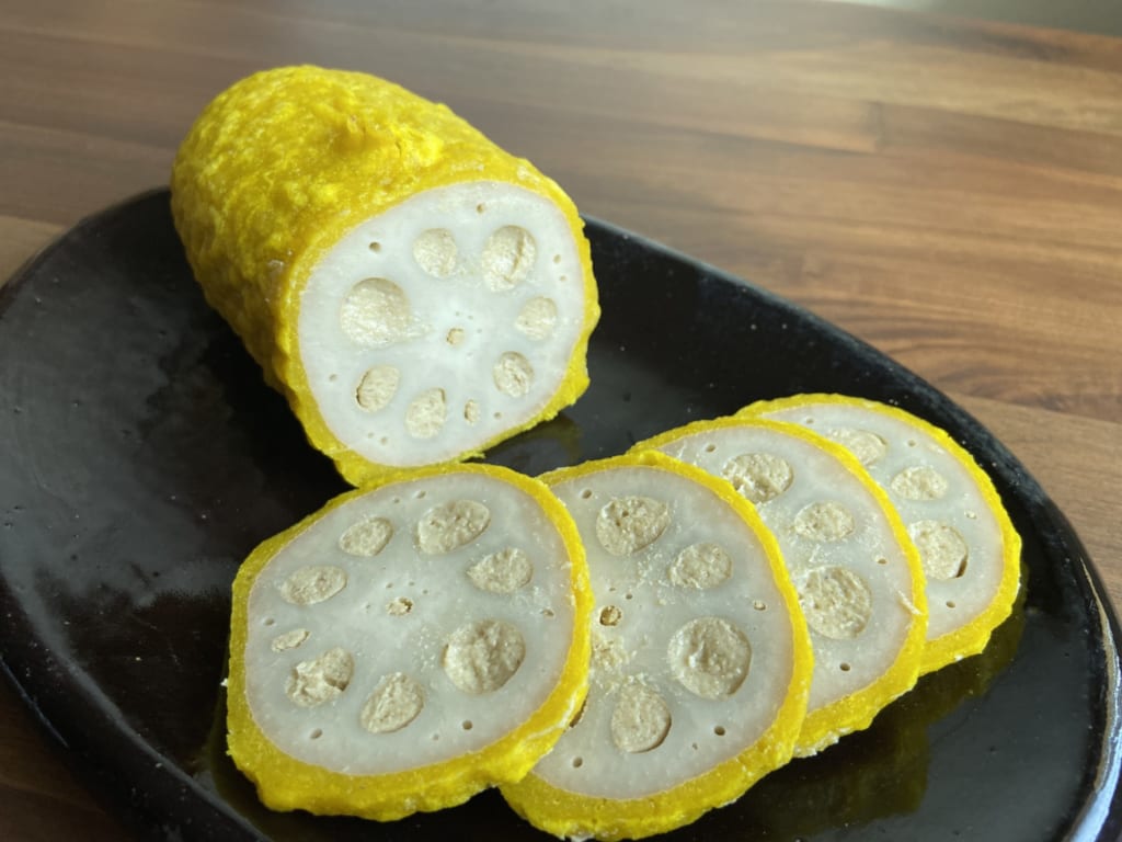 Karashi renkon disposé sur une assiette : une des spécialités de Kumamoto