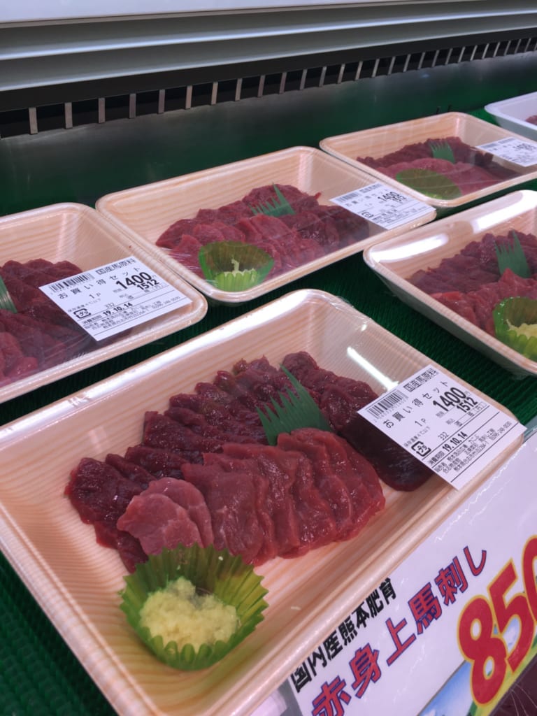 Barquettes de sashimis de cheval, une spécialité de Kumamoto