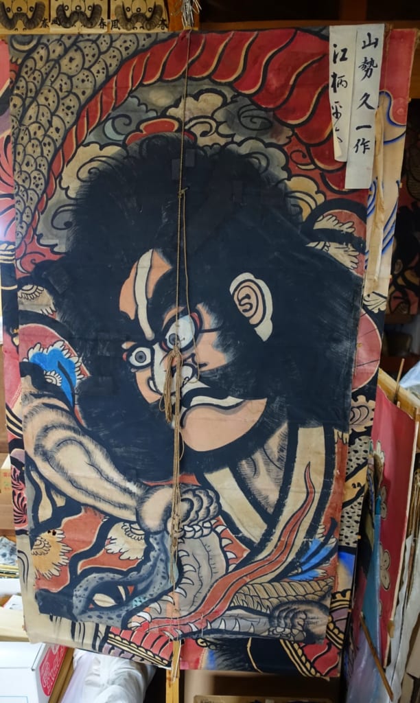 Un cerf-volant managu traditionnel orné d'une figure mythologique colorée