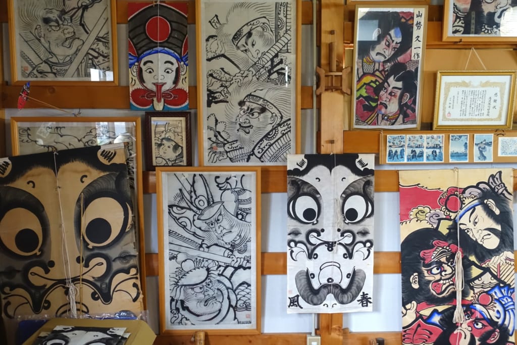 Des cerf-volants managu accrochés au mur de l'atelier Shunpu-Kan à Yuzawa, préfecture d'Akita