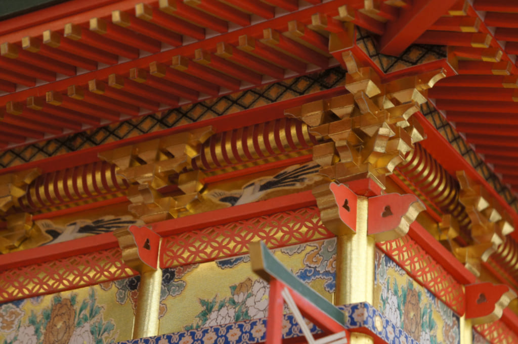 Détail d'un temple coloré, réalisé en papier