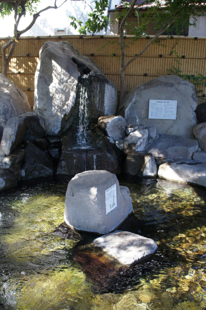 L'ashi-yu extérieur, baigné de soleil