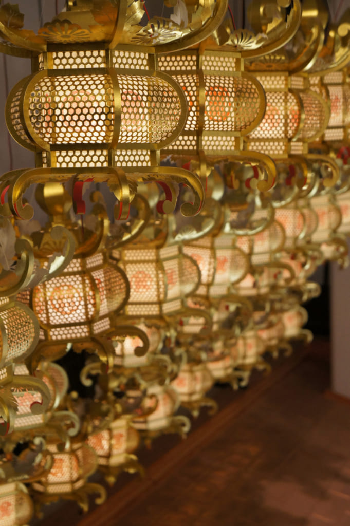 Lanternes en papier exposées au musée de Yamaga