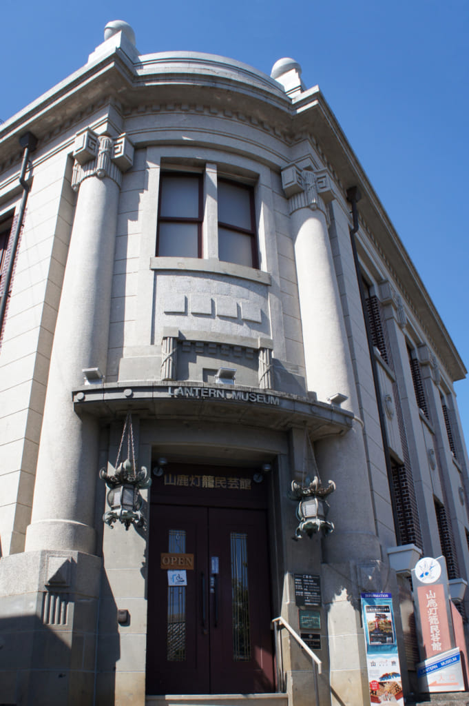 La façade du musée des lanternes de Yamaga, une architecture de type occidental, en pierre blanche