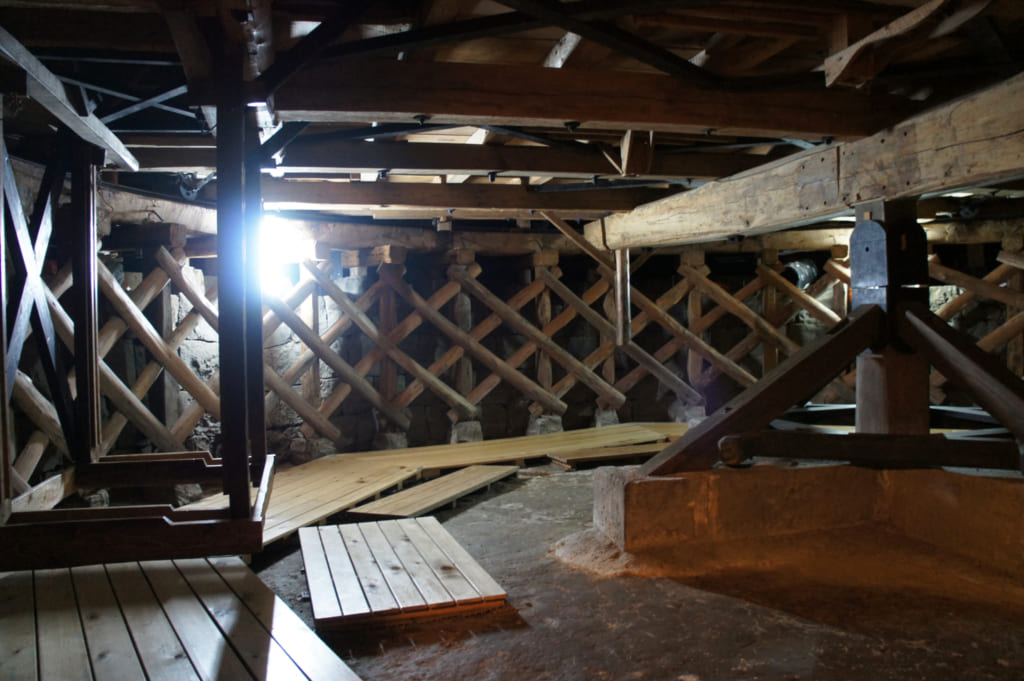 Machineries anciennes en bois, sous la scène du théâtre Yachiyo-za de Yamaga