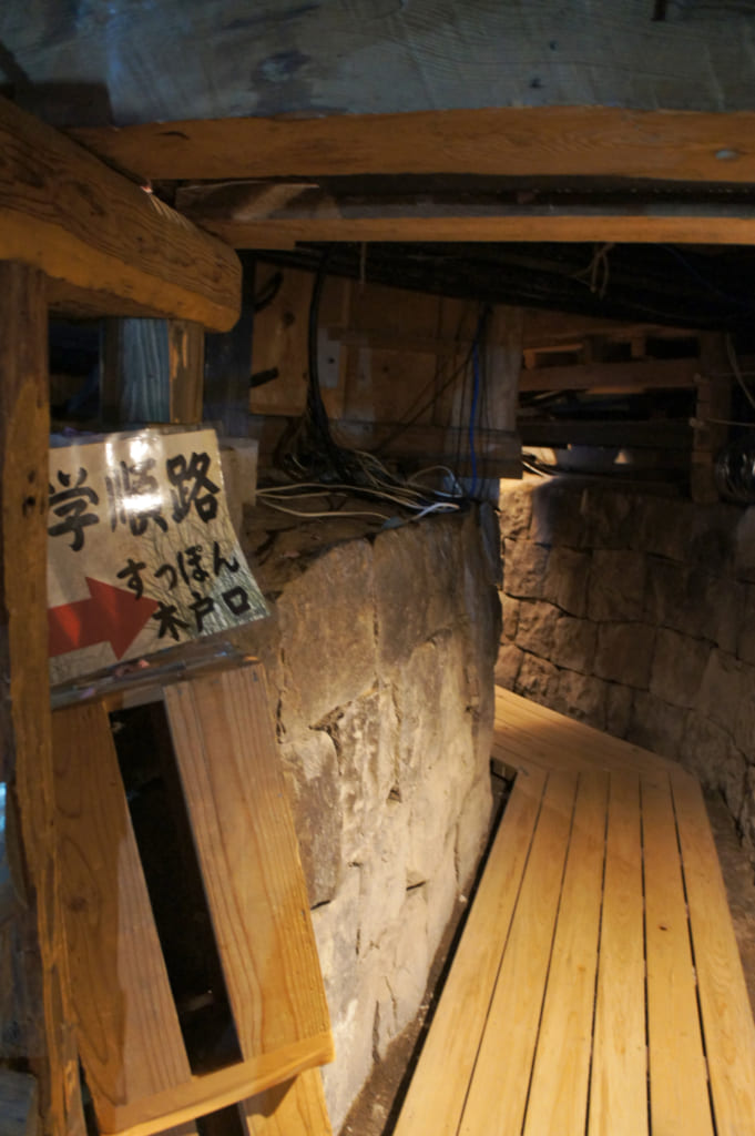 Le chemin souterrain qui passe sous la salle