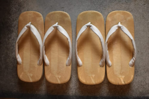 Sandales japonaises zori, mise à la disposition des clients du Ryokan Konomama à Kumamoto