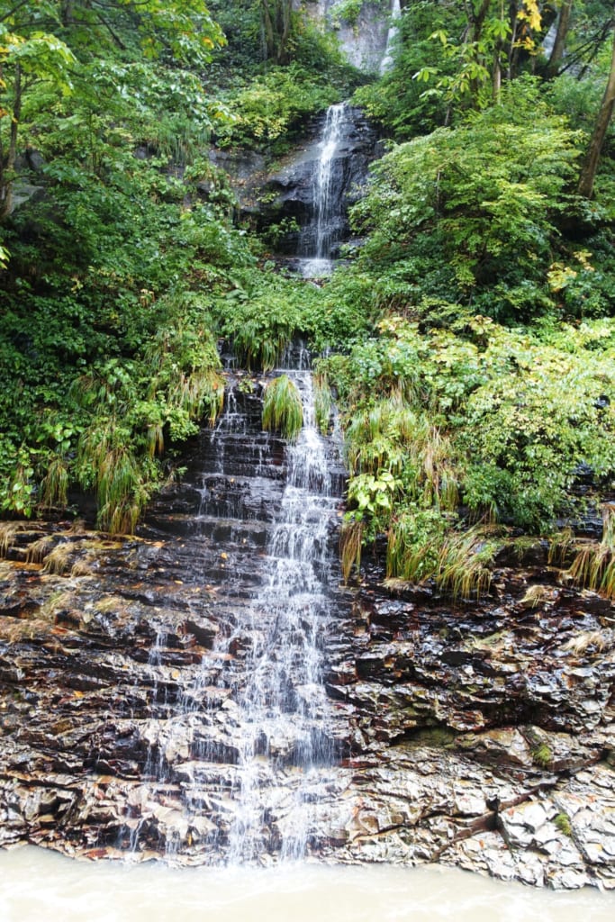Une petite cascade sui ruisselle sur les falaises des gorges d' Oyasukyo