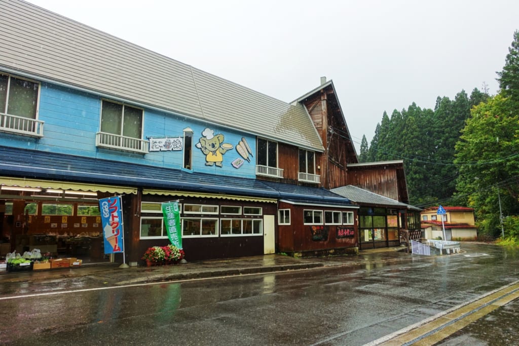 Boutiques de souvenirs au départ pour les gorges d' oyasukyo.