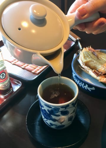 Thé servi dans une théière individuelle pour le petit déjeuner