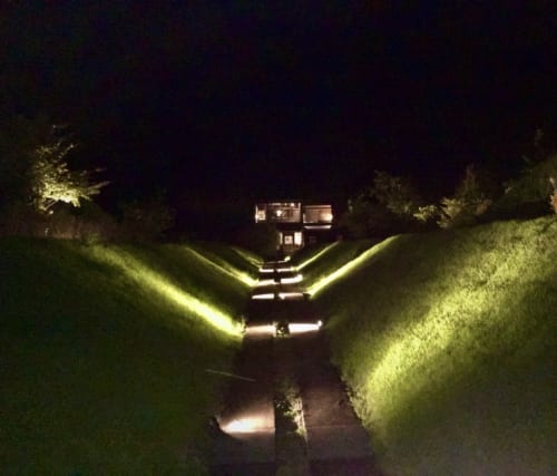 Le chemin menant au belvédère vu de nuit