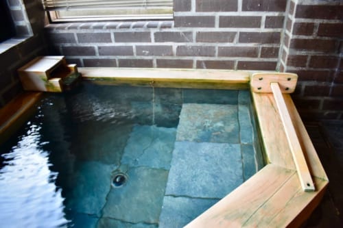 L'onsen privatif, dont l'eau est turquoise