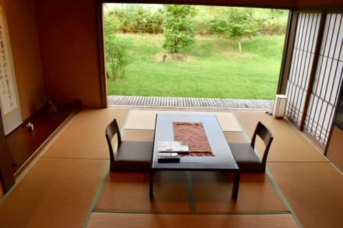 L'espace salon au sol de tatamis, largement ouvert sur le jardin