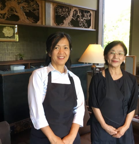 Accueil chaleureux à la réception du Ryokan Konomama