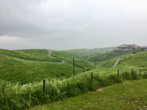 Route serpentant sur un paysage valloné et vert, mont Aso, Kumamoto