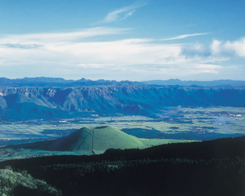 La silhouette de "volcan parfait" du mont Komezuka, à Aso