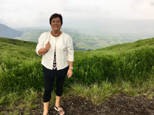 La mère de Mark, posant devant le paysage de la caldera du mont Aso