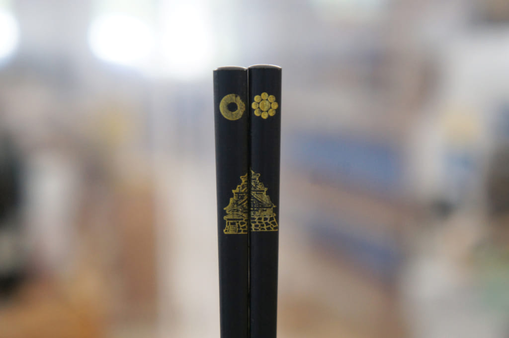 Baguettes imprimées à l'effigie du château de Kumamoto en noir et or