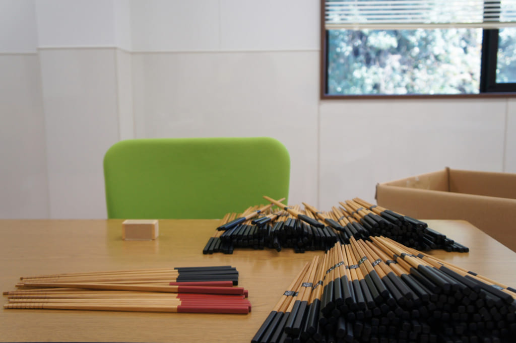 Baguettes en bambou prêtes à être emballées dans l'atelier de Yamachiku