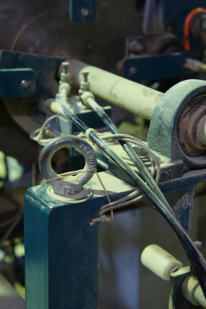 Une machine de l'usine de Yamachiku, recouverte de poussière de bambou