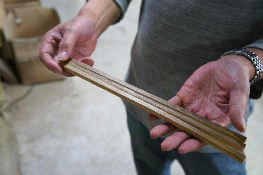 M. Yamazaki présentant des morceaux de bambou tout juste taillés