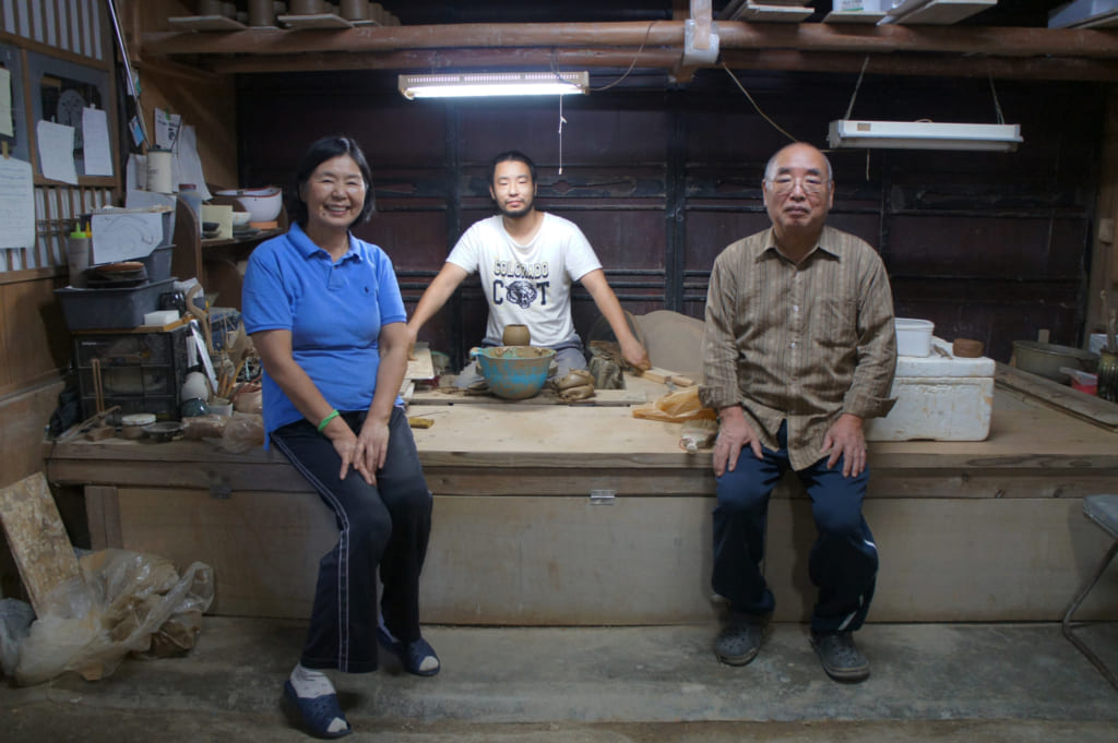 La famille Yamaguchi, parents et fils, dans leur atelier de poterie Shodai yaki, Issakigama