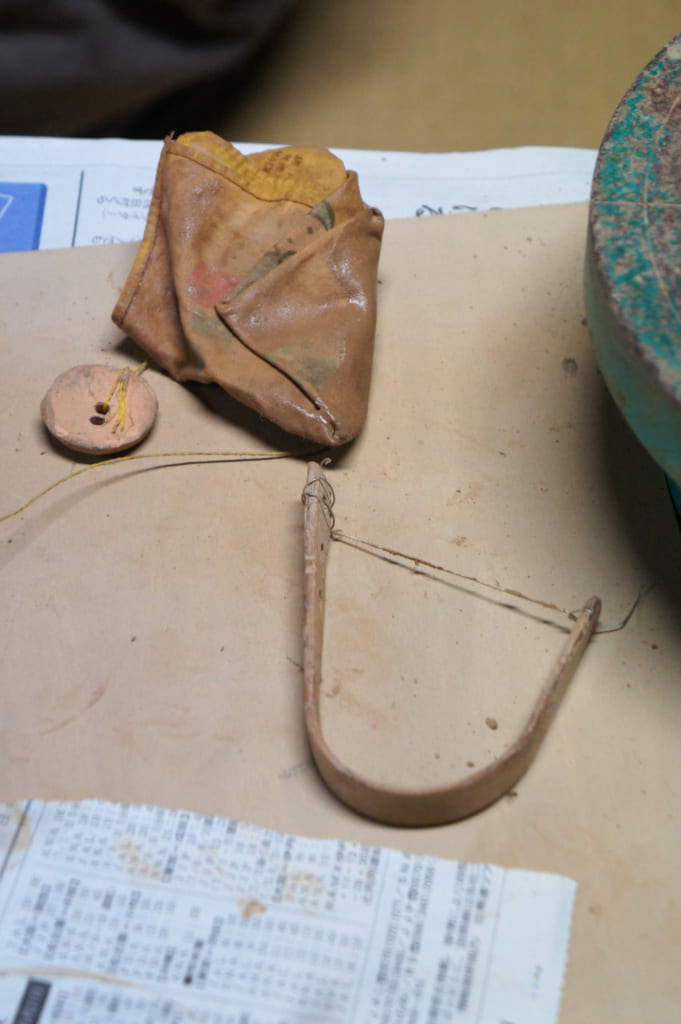 Les ustensiles simples utilisés pendant l'atelier à Shodai yaki Issakigama