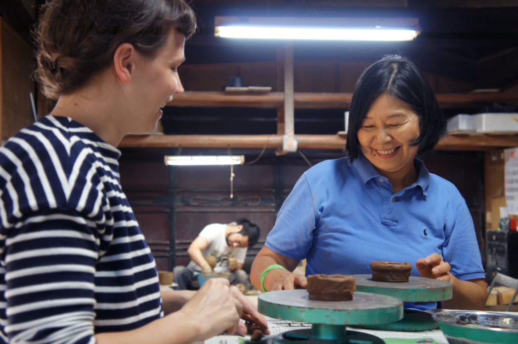 Mme Yamaguchi, donnant des instructions à Clémentine pendant l'atelier