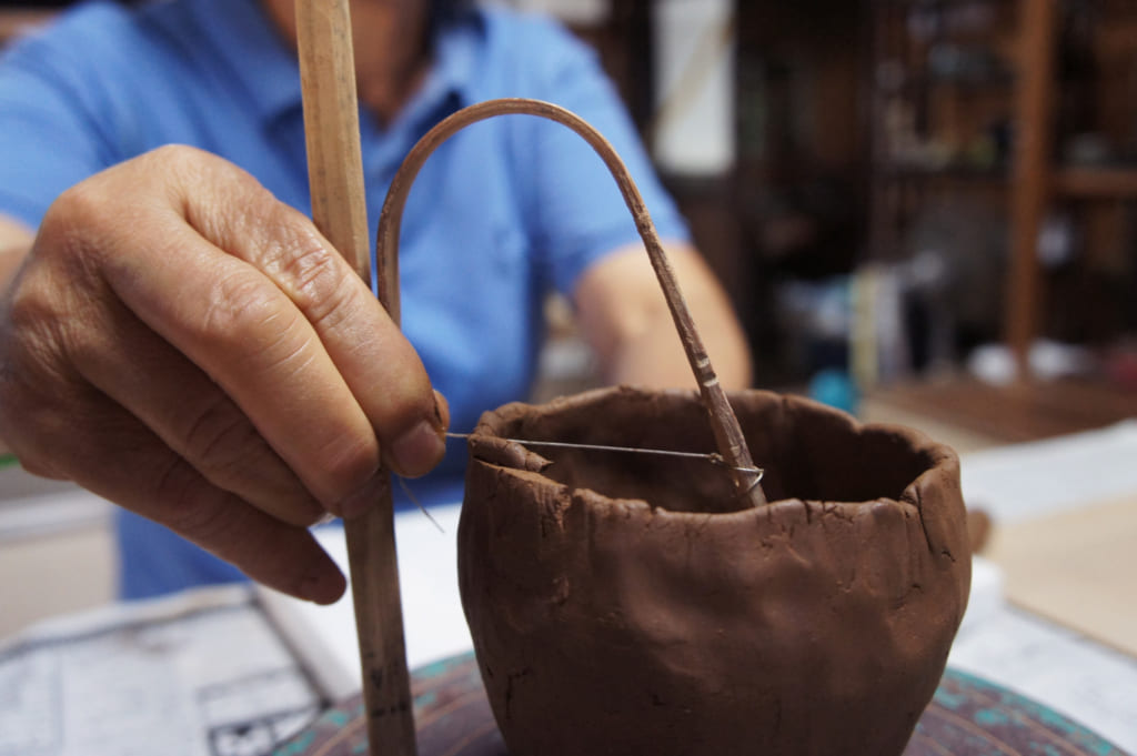Atelier de poterie, étape 3 : découper le rebord
