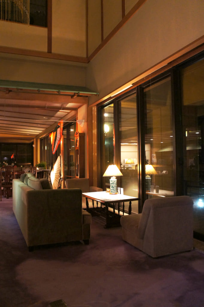 Un des coins du salon du ryokan Seiryuso, plongé dans une lumière tamisée