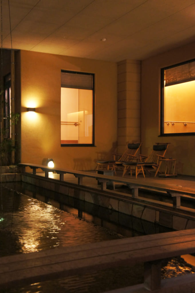 L'espace de l'ashiyu du ryokan Seiryuso de Yamaga Onsen
