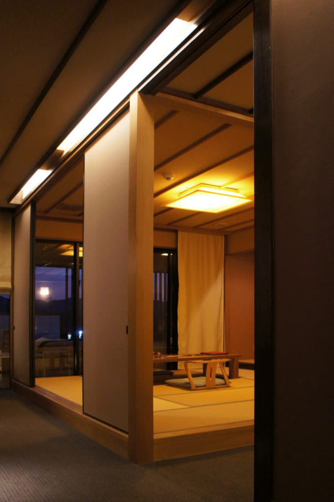 Le coin salon d'une suite du ryokan Seiryuso, vu depuis l'entrée