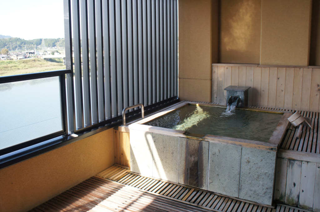 Onsen privatif sur la terrasse de la suite au ryokan Seiryuso de Yamaga Onsen