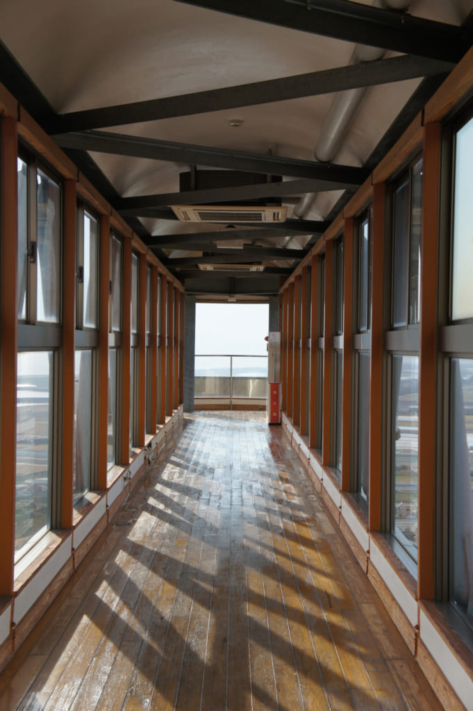 Couloir menant au belvédère du Kusamakura onsen Tensui