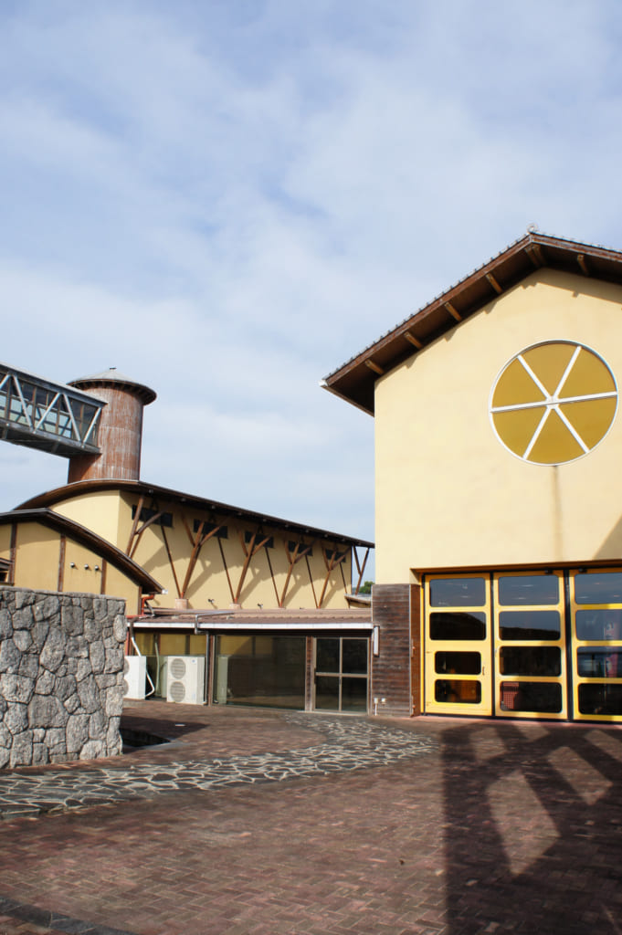 Bâtiments du Kusamakura onsen Tensui avec une rosace en forme de quartiers d'orange