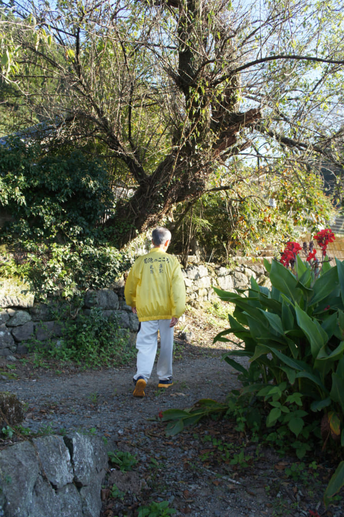 M. Yonemura, marchant dans les petites ruelles de son hameau à Kikuchi