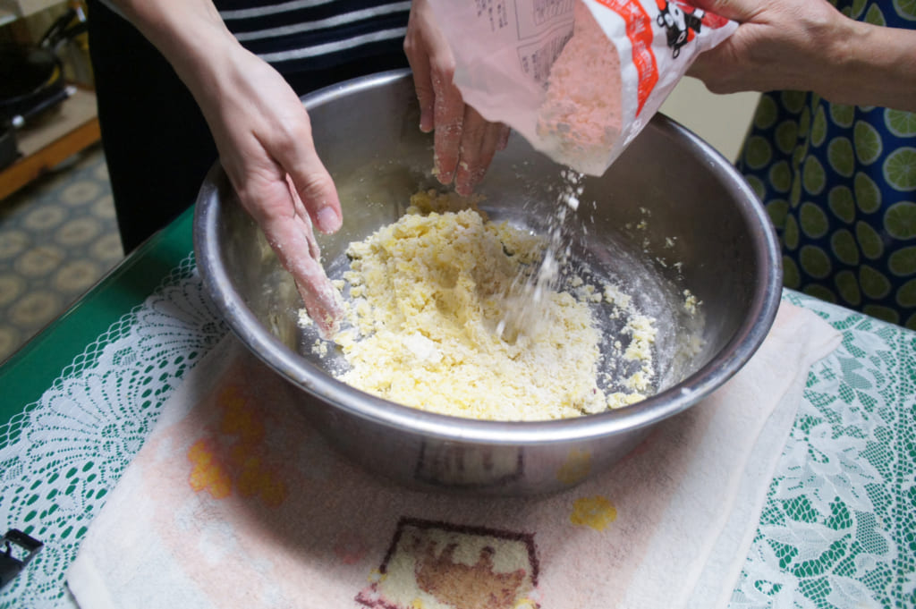 Recette des ohimesan : ajouter de la farine