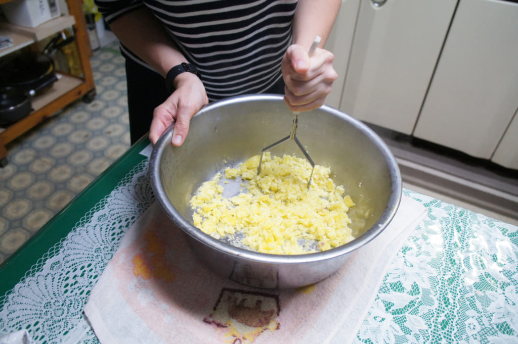 Recette des ohimesan : écraser les patates douces
