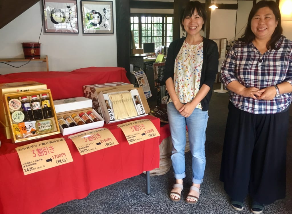 Deux membres du personnel de Yamauchi Honten, dans la boutique