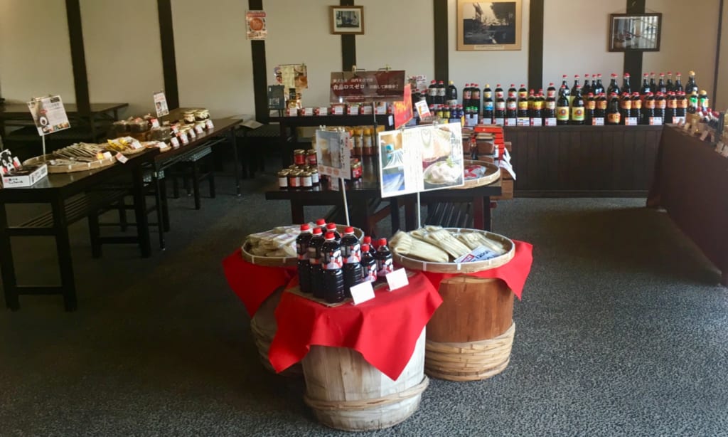L'intérieur de la boutique de Yamauchi Honten : un grand choix de sauces soja, une spécialité de Kumamoto