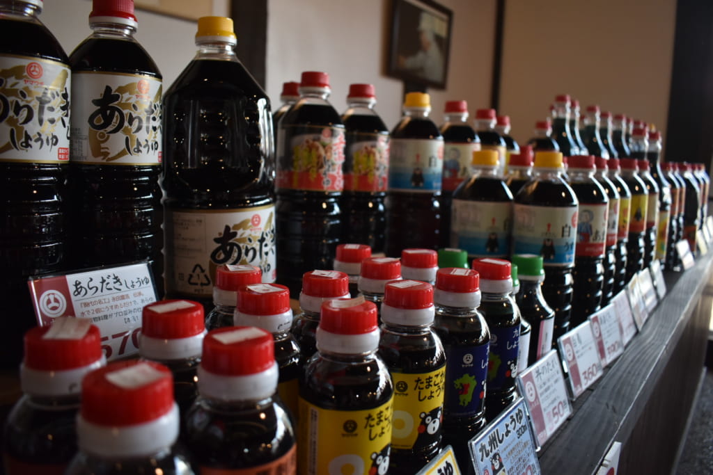 Grande variété de bouteilles de sauce soja dans le magasin Yamauchi Honten