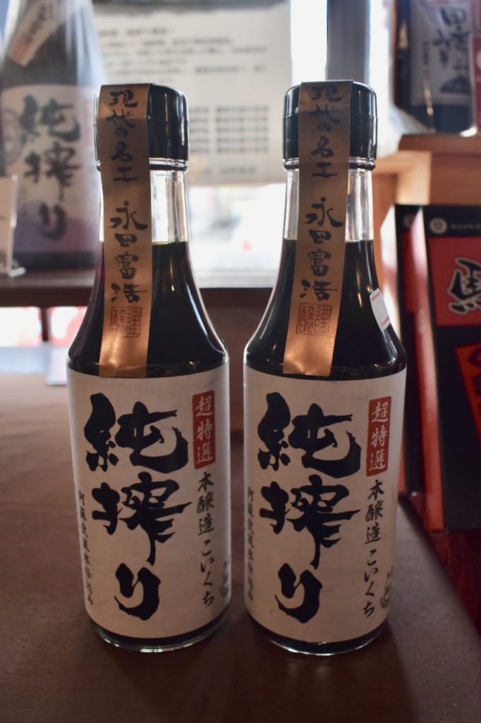 Deux bouteilles de sauce soja de qualité supérieure