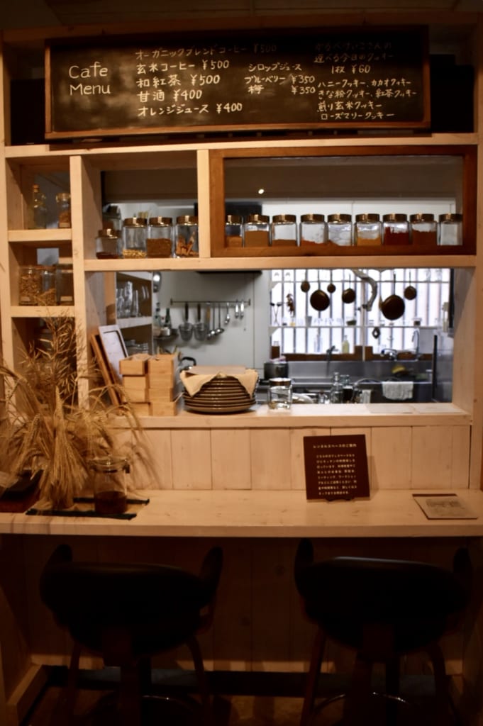 Le café Kyushu no Shokutaku : à la décoration sobre et moderne