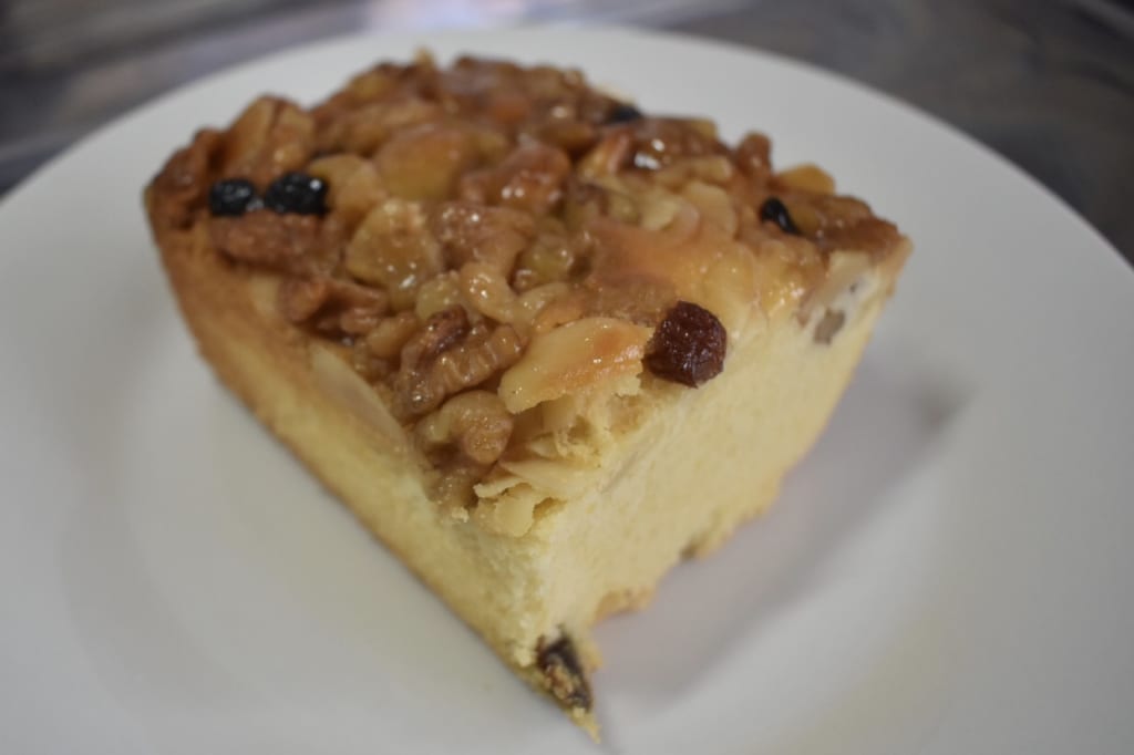 Gâteau aux fruits découpé sur une assiette