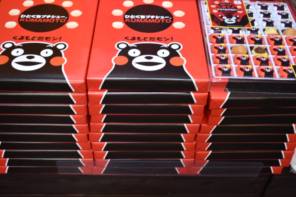Boîtes de friandises à l'effigie de Kumamon, le mascotte de Kumamoto