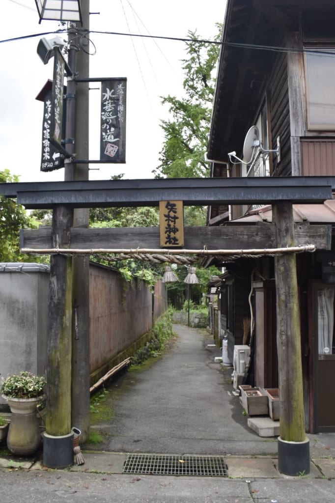 Torii dans une ruelle près du sanctuaire d'Aso