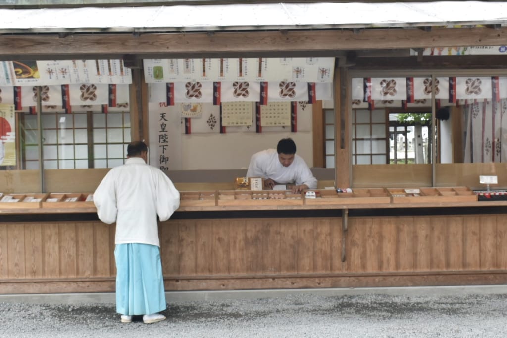 À l'accueil du sanctuaire d'Aso, où sont vendues les amulettes et autres objets sacrés