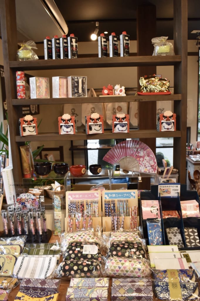 Etal d'une papeterie dans les ruelles près du sanctuaire d'Aso