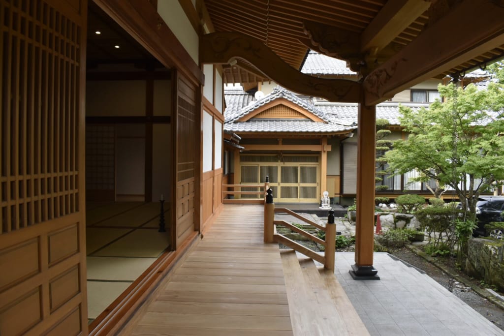Le temple bouddhiste Gokurakuji à Aso, bâtiment de bois visiblement récent